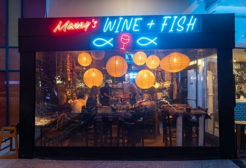 Exterior of Manny's Wine & Fish Burleigh Heads