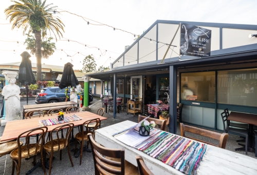 Exterior, Manny's Wine & Fish Burleigh Heads