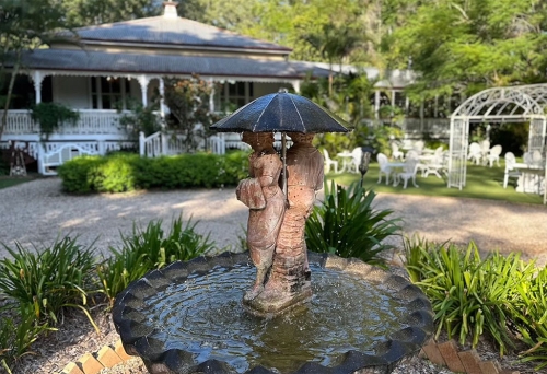 Garden statue in front ot Bonappatea