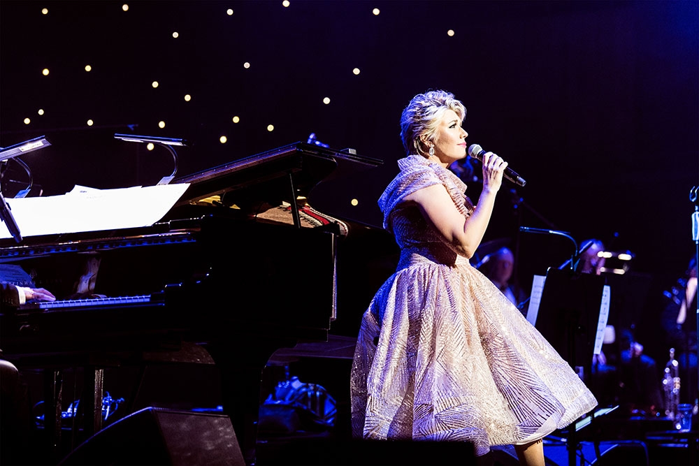 Melinda Schneider singing