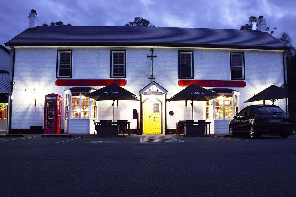 front-of-hotel Fox & Hounds Country Inn