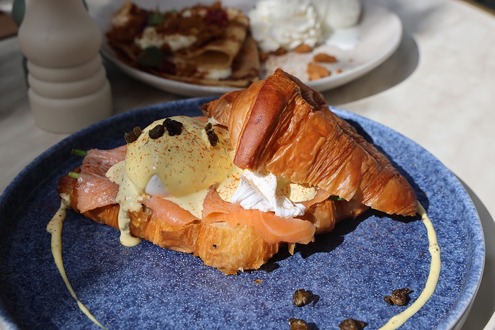 Croissant benedict