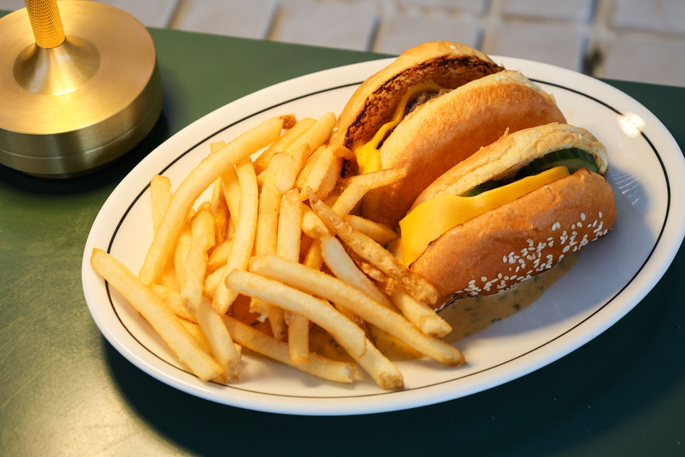 Wagyu cheesburger and fries 