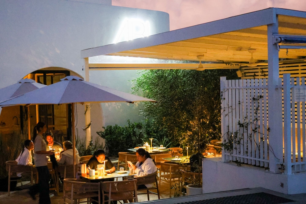 Bar Junie at night 