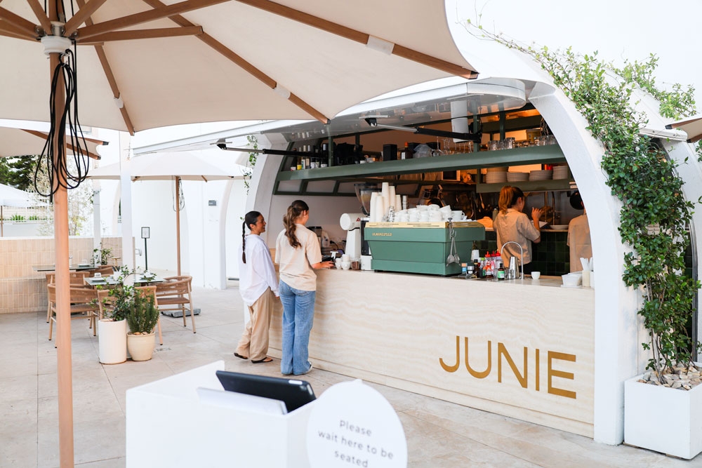 Bar Junie interior 