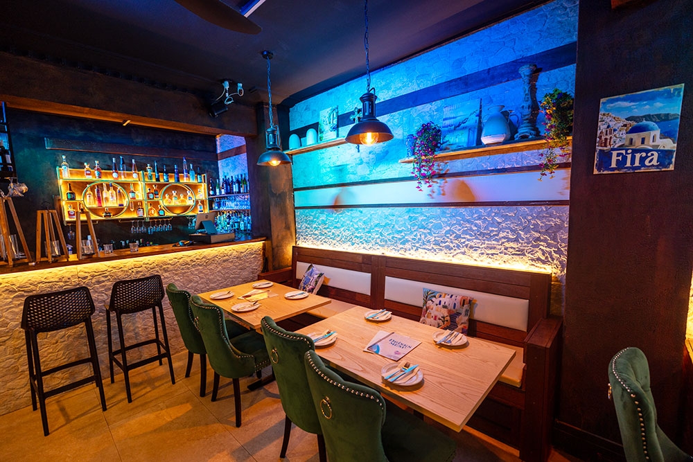 Bar and seating inside la Fira 