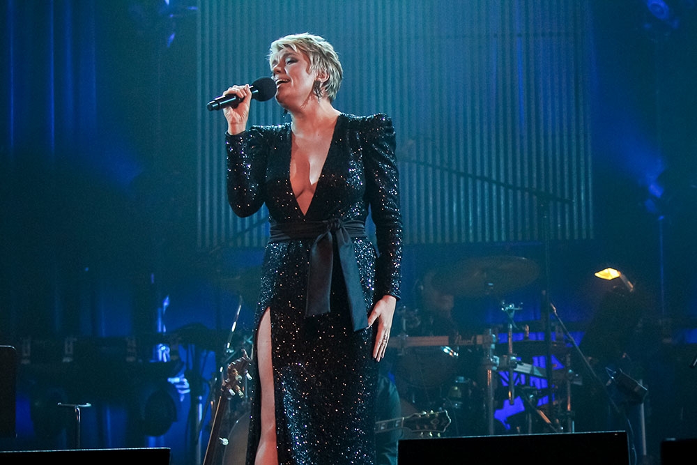 Melinda Schneider singing