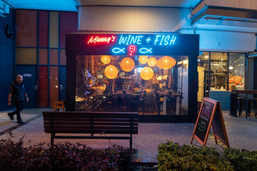 Facade of Manny's Wine & Fish Burleigh Heads