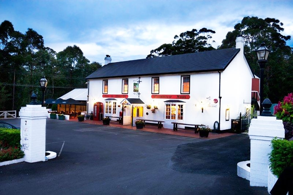 front-of-hotel Fox & Hounds Country Inn